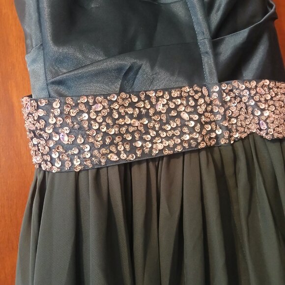 Emerald green long dress/gown with beautiful embellishments, size 2 - Picture 4 of 5